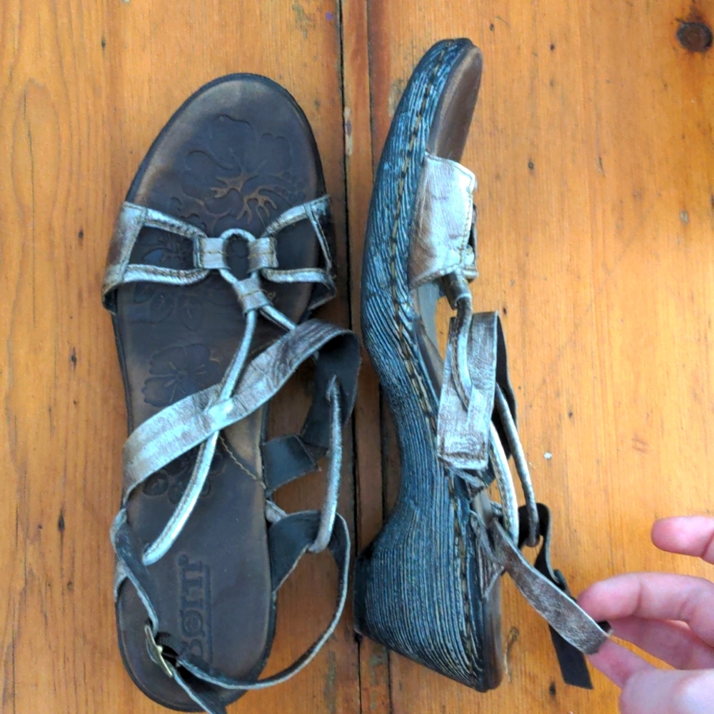 BORN Strappy metallic sandals 10